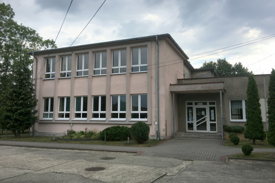 Budynek szkoły w Izbicku [fot. Agnieszka Pospiszyl]