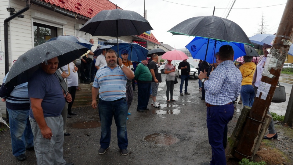 Protest mieszkańców Nowej Cerekwi w sprawie nie podłączenia posesji do kanalizacji burzowej [fot. Mariusz Chałupnik]
