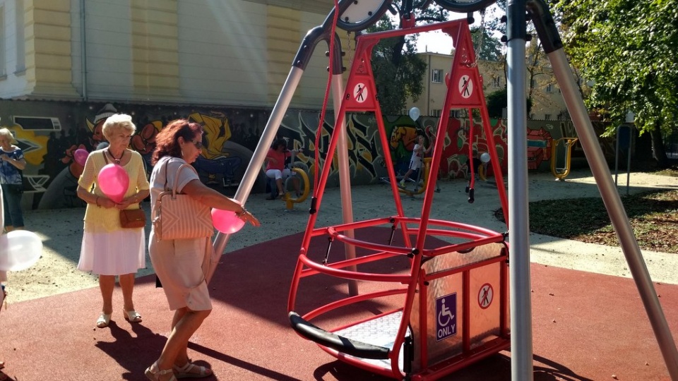 Opolski MDK ma nowy plac zabaw. Są też urządzenia dla seniorów i niepełnosprawnych [fot. Joanna Matlak]