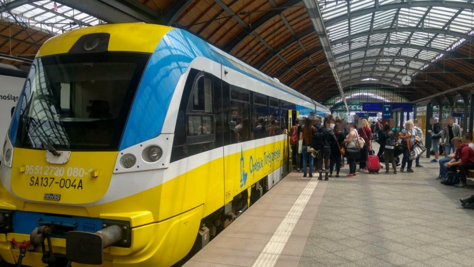 Pociąg do Nysy na peronie dworca we Wrocławiu [fot. Daniel Klimczak]