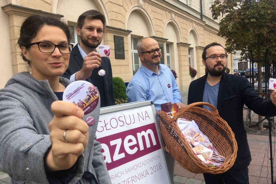 150 prezerwatyw rozdali mieszkańcom Opola działacze partii Razem [fot. Agnieszka Pospiszyl]