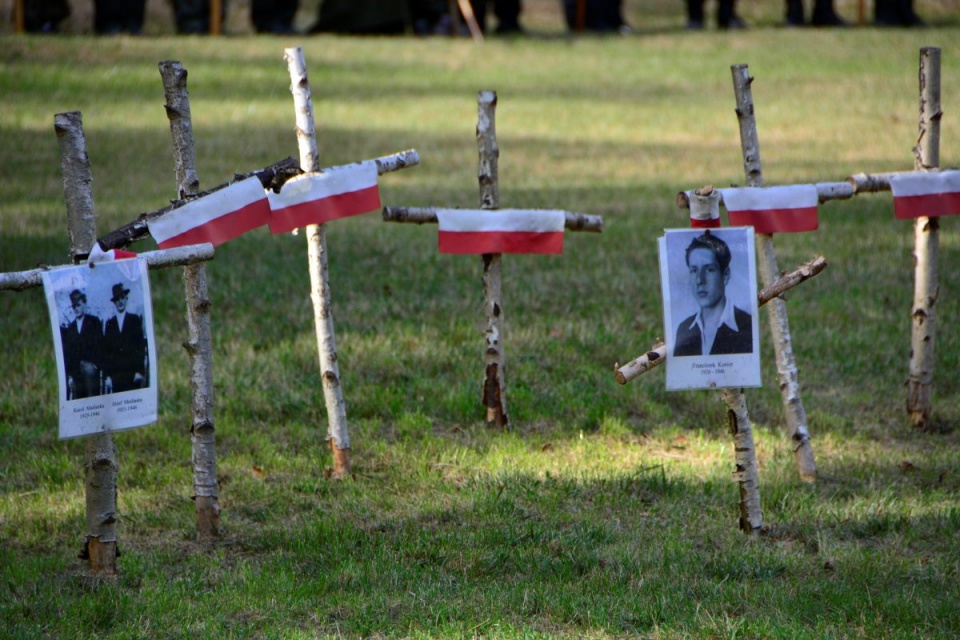 W starym Grodkowie upamiętniono zamordowanych żołnierzy Henryka Flamego [fot. Daniel Klimczak]