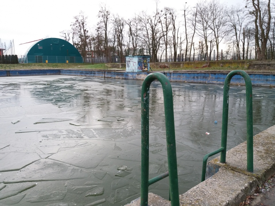 Nieczynny basen w Skarbimierzu Osiedle. W styczniu utonął tu 14-latek, pod którym załamał się lód. Dziś z wody wyciągnięto ciało kobiety [fot. Maciej Stępień]