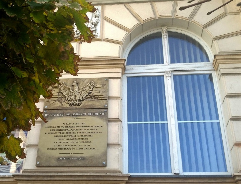 Tablica pamiątkowa na budynku przy ul. Krakowskiej 53 w Opolu [fot. Katarzyna Doros]
