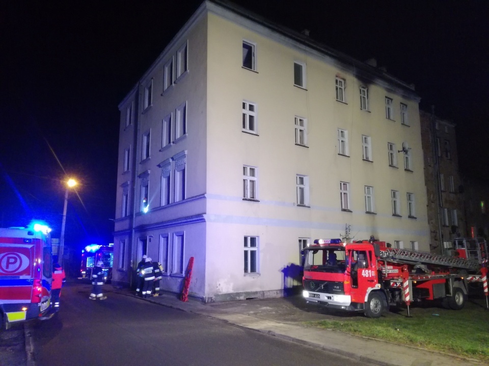 Grudniowy pożar budynku socjalnego w Prudniku [zdj. Jan Poniatyszyn]