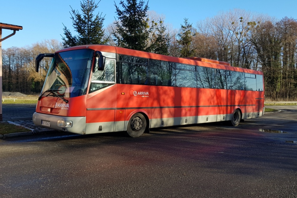 Autobus Arrivy na przystanku w Polskiej Cerekwi [fot. Agnieszka Pospiszyl]