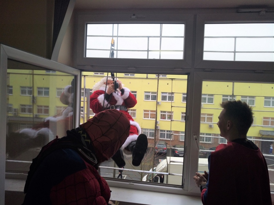 Superbohaterowie i Święty Mikołaj weszli na oddział pediatrii USK przez ... okno [fot. Katarzyna Doros]