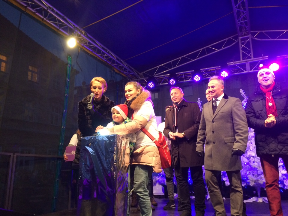 Tatiana Najdo wraz z rodziną rozpaliła 40 tysięcy lampek w Brzegu [fot. Maciej Stępień]