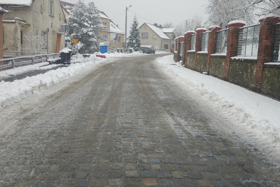 Przez śnieg opóźnienie oddania do użytku drogi przez Górę św. Anny [fot. Adam Sładek]