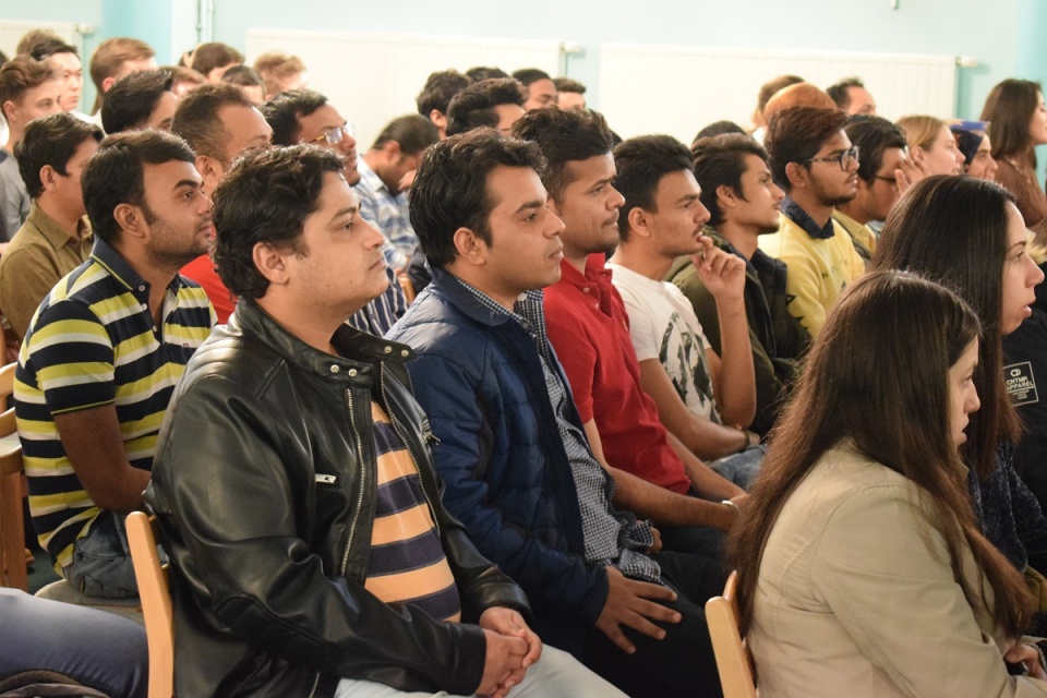 Ukraińcy, Hindusi, Rumuni i Chińczycy na spotkaniu wigilijnym z opolskimi studentami [fot. Wiktoria Palarczyk]