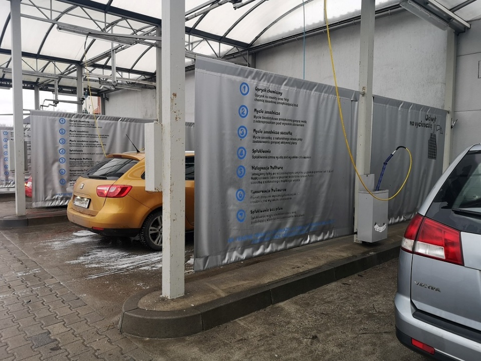 Kobiety gotują, a mężczyźni... myją samochody. Wigilijny ruch na myjniach w Opolu [fot. Katarzyna Doros]