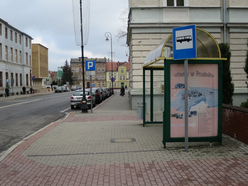 Przystanek komunikacji miejskiej w Prudniku [zdj. Jan Poniatyszyn]