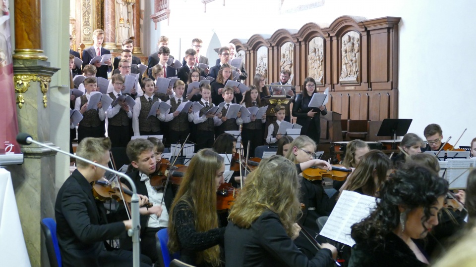 Jasnogórski chór i opolska orkiestra podczas koncertu w 200. rocznicę urodzin S. Moniuszki w Opolu © [fot. Małgorzata Ślusarczyk]