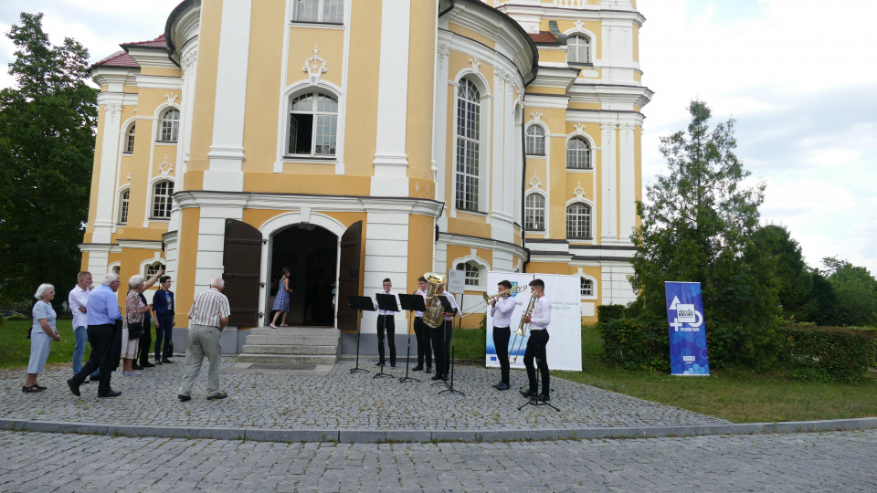 Muzycy przed wejściem do kościoła Księżnej Zofii w Pokoju podczas festiwalu weborowskiego [fot. Małgorzata Ślusarczyk]