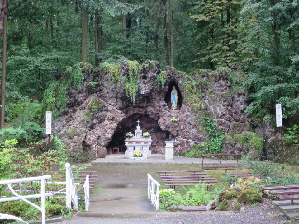 Sanktuarium Św. Józefa w Prudniku-Lesie. Grota Lurdzka z 1904 roku [zdj. Jan Poniatyszyn]