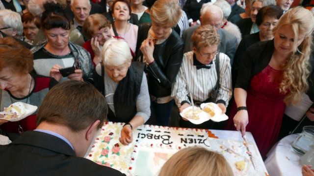 Wnuki życzą spokoju i zdrowia. W Filharmonii Opolskiej obchodzono Opolskie Święto Babci i Dziadka