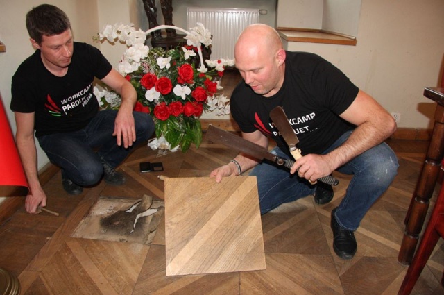 Mistrzowie w układaniu drewnianych podłóg coraz bliżej prac w piastowskim zamku