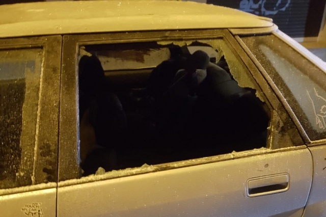 Konflikt o miejsca parkingowe w Strzelcach Opolskich. Doszło do wybijania szyb w samochodach