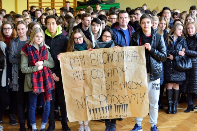 Protest w nyskim ekonomiku. Uczniowie i nauczyciele nie chcą połączenia z Zespołem Szkół Technicznych [ZDJĘCIA]