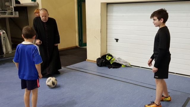 Duchowni grają w piłkę, rodziny kibicują. Piłkarskie święto w Strzelcach Opolskich [ZDJĘCIA]