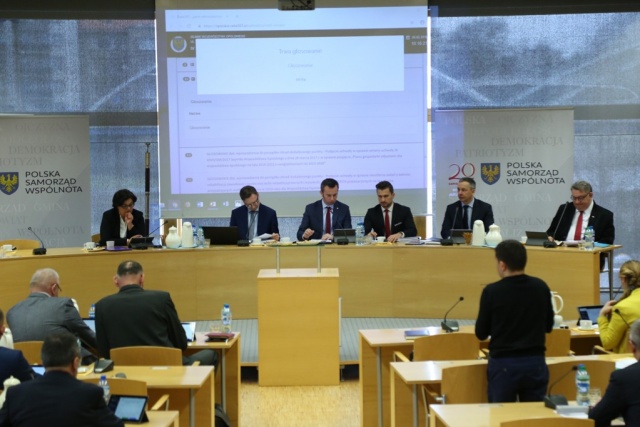 Opole: Na sesji sejmiku o dotacjach unijnych i walce z narkomanią