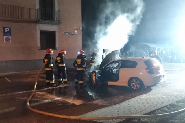 Koktajlem Mołotowa podpalono samochody w centrum Kędzierzyna-Koźla
