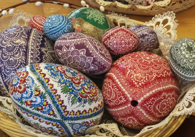Drapane, malowane, a nawet wyszywane. Święto zdobionych jaj gości w bierkowickim skansenie [ZDJĘCIA]