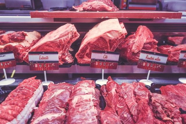 Nielegalne mięso to chwytliwe hasło. Inspekcja weterynaryjna o śledztwie w zakładzie mięsnym w Byczynie