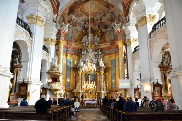 Większy limit wiernych w kościołach. Biskup opolski wydał dekret w związku z nowymi obostrzeniami