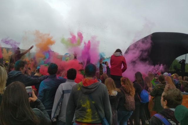 Święto Kolorów w Opolu. Park na osiedlu Armii Krajowej pełen młodzieży