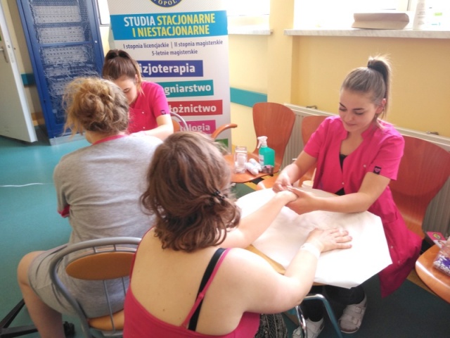 Mila niespodzianka z okazji Dnia Matki dla pacjentek szpitala w Opolu. Studentki wykonywały manicure i peeling