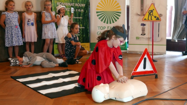 Dzieci z powiatu głubczyckiego wiedzą jak ratować życie. Zakończyła się akcja Mały ratownik