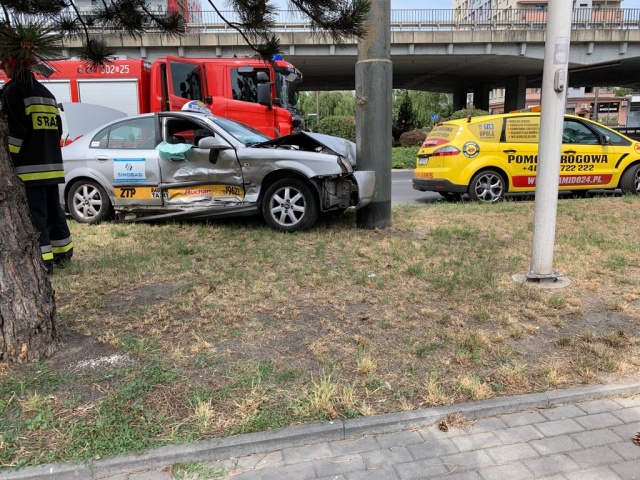 Zderzenie dwóch samochodów osobowych na rondzie w Opolu