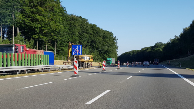 Zablokowana autostrada między węzłami Kędzierzyn-Koźle a Krapkowice. Samochód ciężarowy wypadł z drogi [AKTUALIZACJA]
