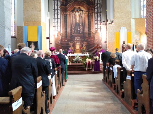 Zmiany w obrzędzie pogrzebowym, zawieszona posługa szafarzy. Nowy dekret biskupa w związku z koronawirusem