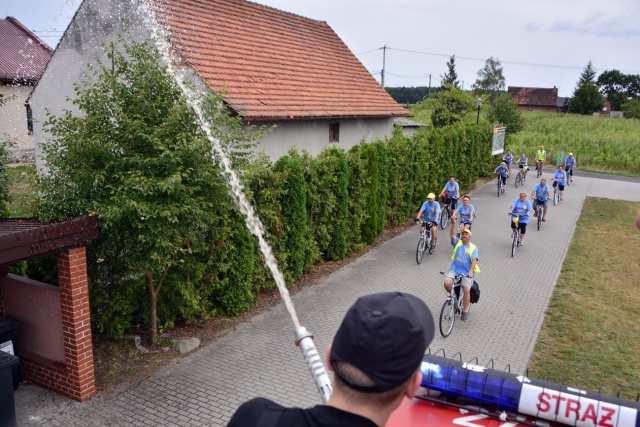 Na rowerach odwiedzają najaktywniejsze stowarzyszenia i wręczają Opolskie Gwiazdy Europy