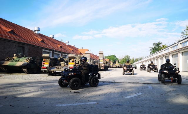 Ćwiczą prędkość i jazdę w odstępach przed defiladą wojskową w Katowicach. Żołnierze z całej Polski uczestniczą w zgrupowaniu Opole