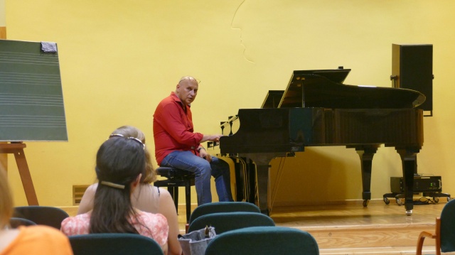 Opole: młodzi pianiści uczą się sztuki improwizacji pod okiem Włodka Pawlika