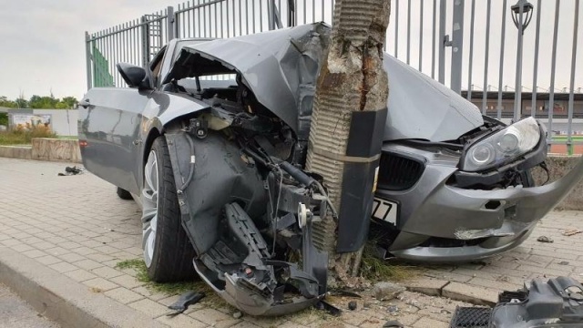 Opole: młody kierowca rozbił bmw na latarni. Miał w organizmie ponad promil alkohol