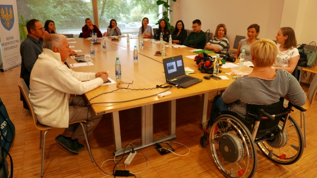 W Opolu ludzie pracownicy branży turystycznej uczyli się jak odpowiednio obsługiwać osoby niepełnosprawne