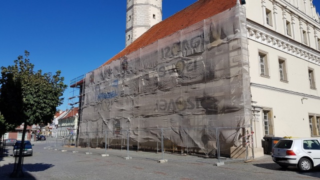 Trwa wymiana dachówek na ratuszu w Głogówku. Część rynku została wyłączona ze strefy parkowania