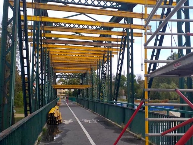 Rusztowania na moście Sendlerowej w Opolu. Przejście jest i będzie możliwe, ale trzeba zachować ostrożność