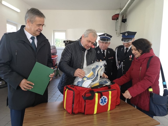 Druhowie z OSP Opole Bierkowice otrzymali torbę pomocy przedmedycznej od opolskiego oddziału KRUS