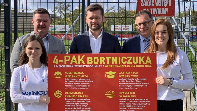 Kamil Bortniczuk zaprezentował 4-pak dla Nysy. Do tej pory żaden parlamentarzysta nie okazał miastu takiego wsparcia