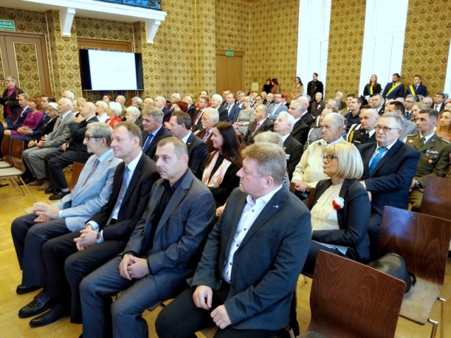 Podczas uroczystej sesji rady miasta uhonorowano osoby zasłużone dla Opola. To wyraz wdzięczności