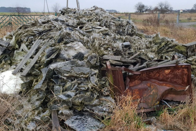 Policjanci już nie pilnują śmieci w starym kurniku w Otmicach