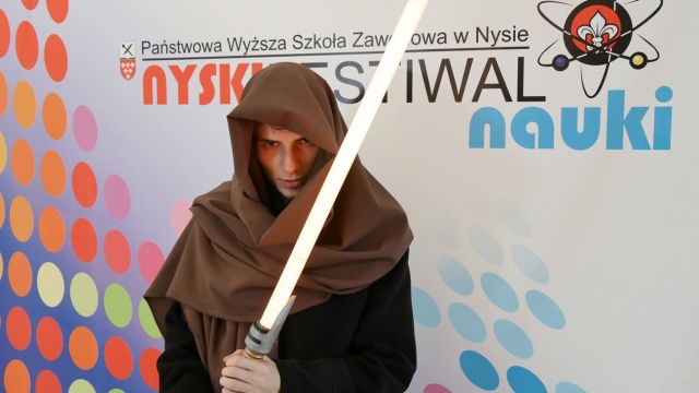 Student PWSZ w Nysie zbudował miecz świetlny, tuż przed premierą nowych Gwiezdnych Wojen