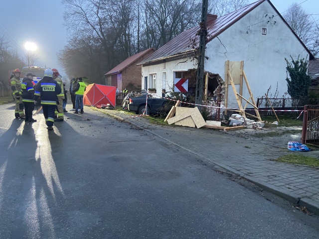 Auto uderzyło w dom w Kowalowicach. Nie żyje kierowca