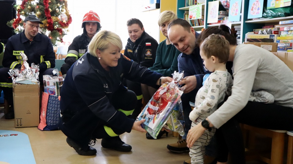 Strażacy z prezentami dla pacjentów oddziału pediatrii USK w Opolu [fot. USK w Opolu]