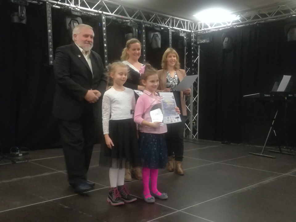 Laureaci nagród i wyróżnień odbierają nagrody w SCK-u w Opolu [fot. Katarzyna Zawadzka]